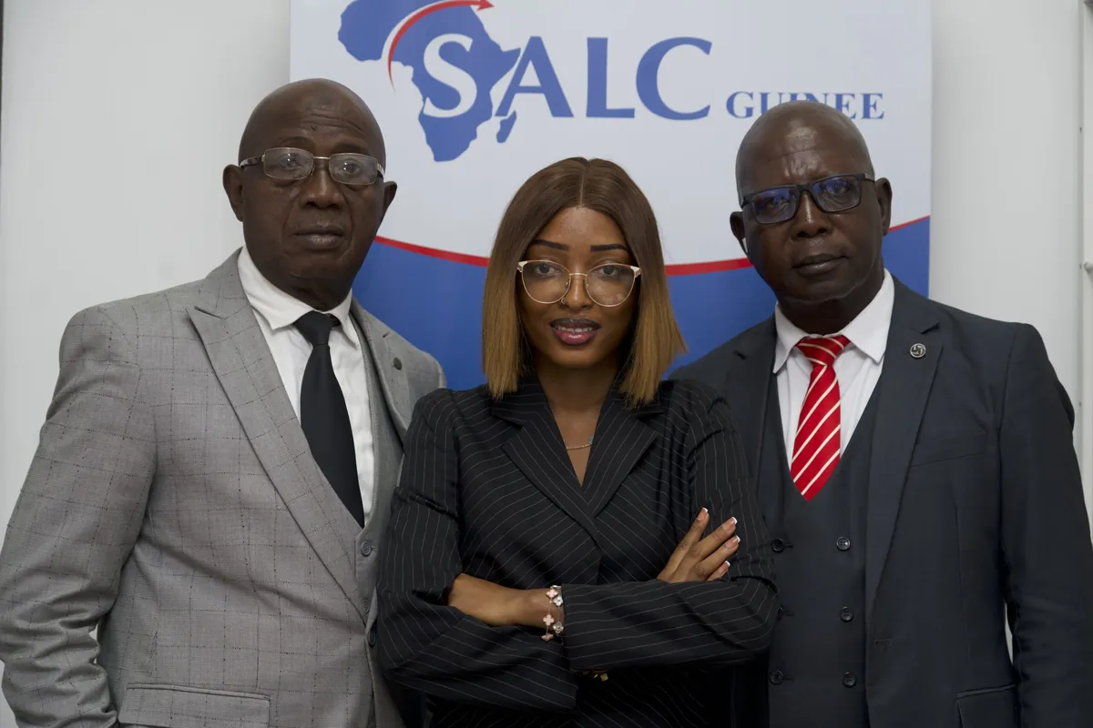L'équipe de SALC Guinée devant le stand de la société