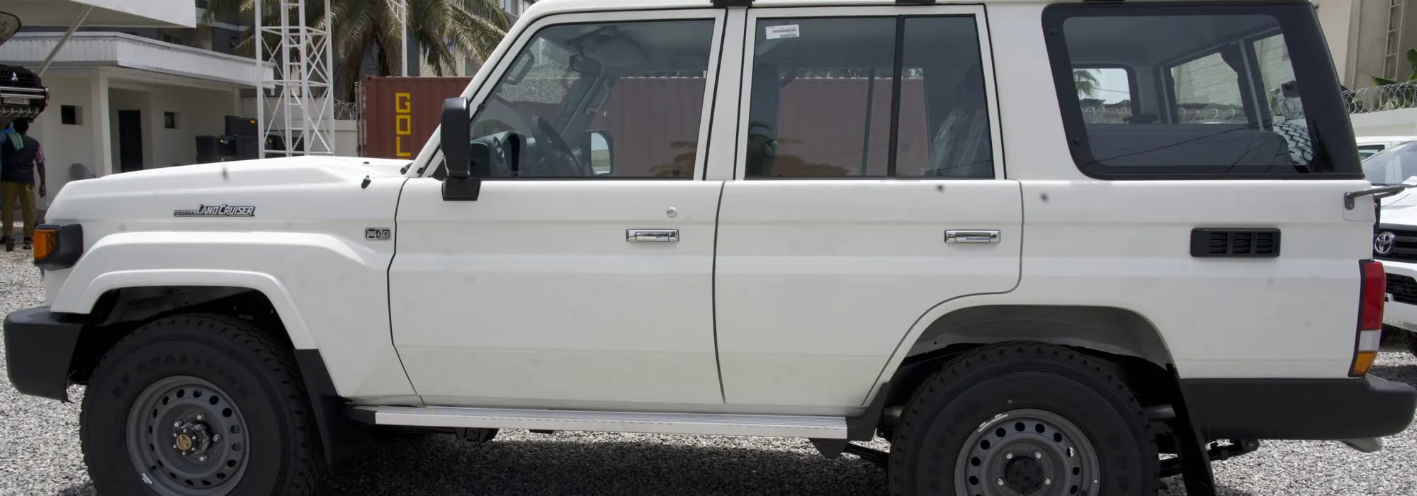 Véhicules neufs dans le showroom SALC Guinée